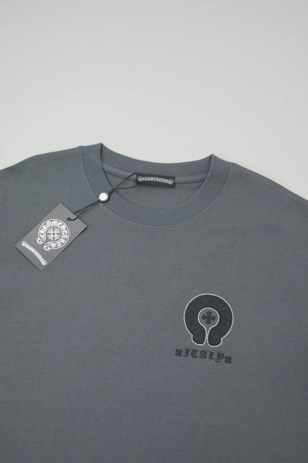 🅿️230 ✨CH✨🆕25SS spring and summer new style Crow Heart ✝ Rack logo leather label hot-drilled short sleeves Light luxury essential item for daily commuting for men and women Correct version Welcome to compare Detailed features · 260 grams of 100% pure cotton double yarn jersey fabric · Custom dyed in the same cylinder, special thickened 32 pieces of double-strand 1X1 thread · Double-needle stitching and cross-stitching technology · Original main mark, washed tag, brand moisture-proof paper packaging Color: white/black/purple/grey Size: S/M/L/XL